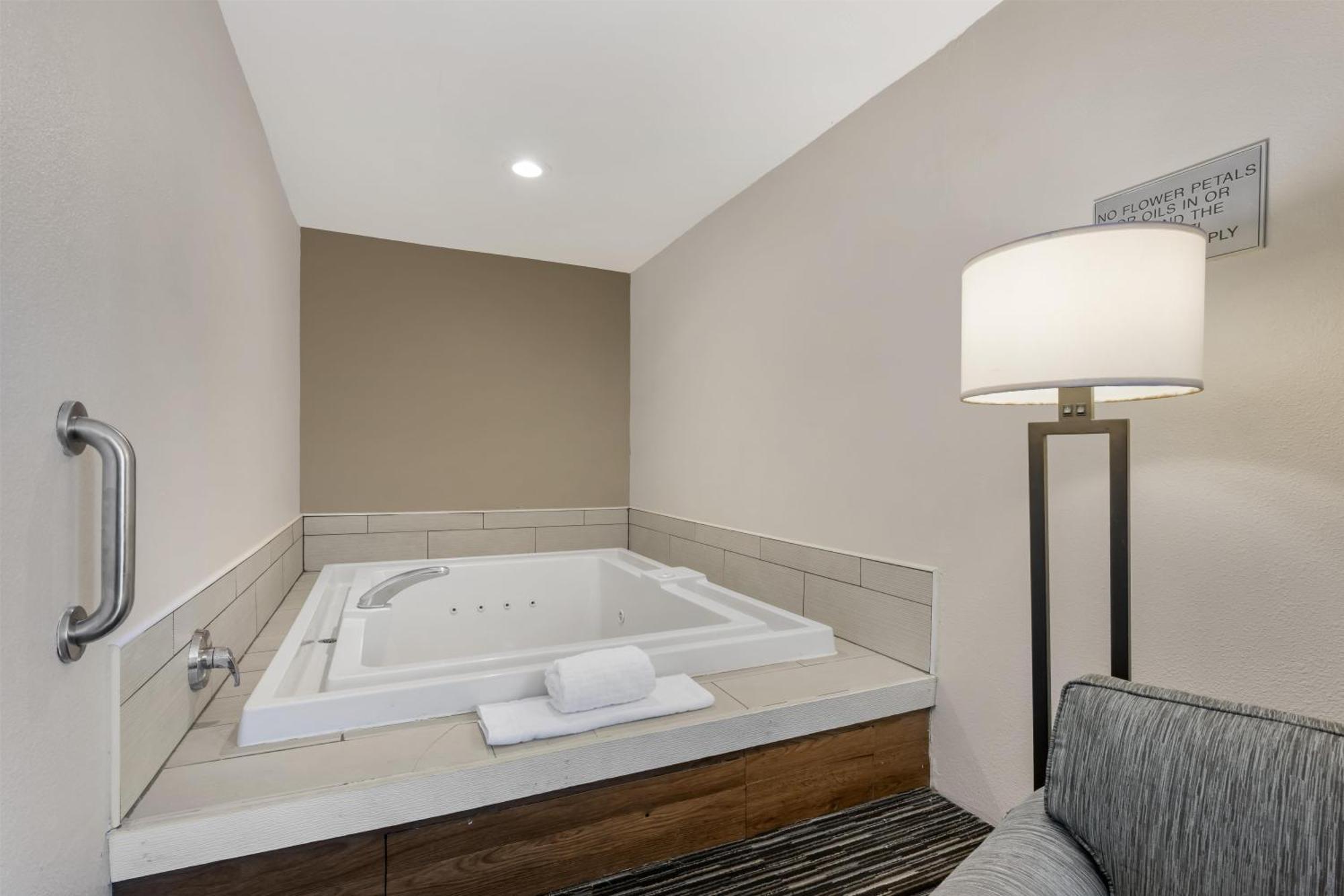 King Room with Spa Bath - Non Smoking