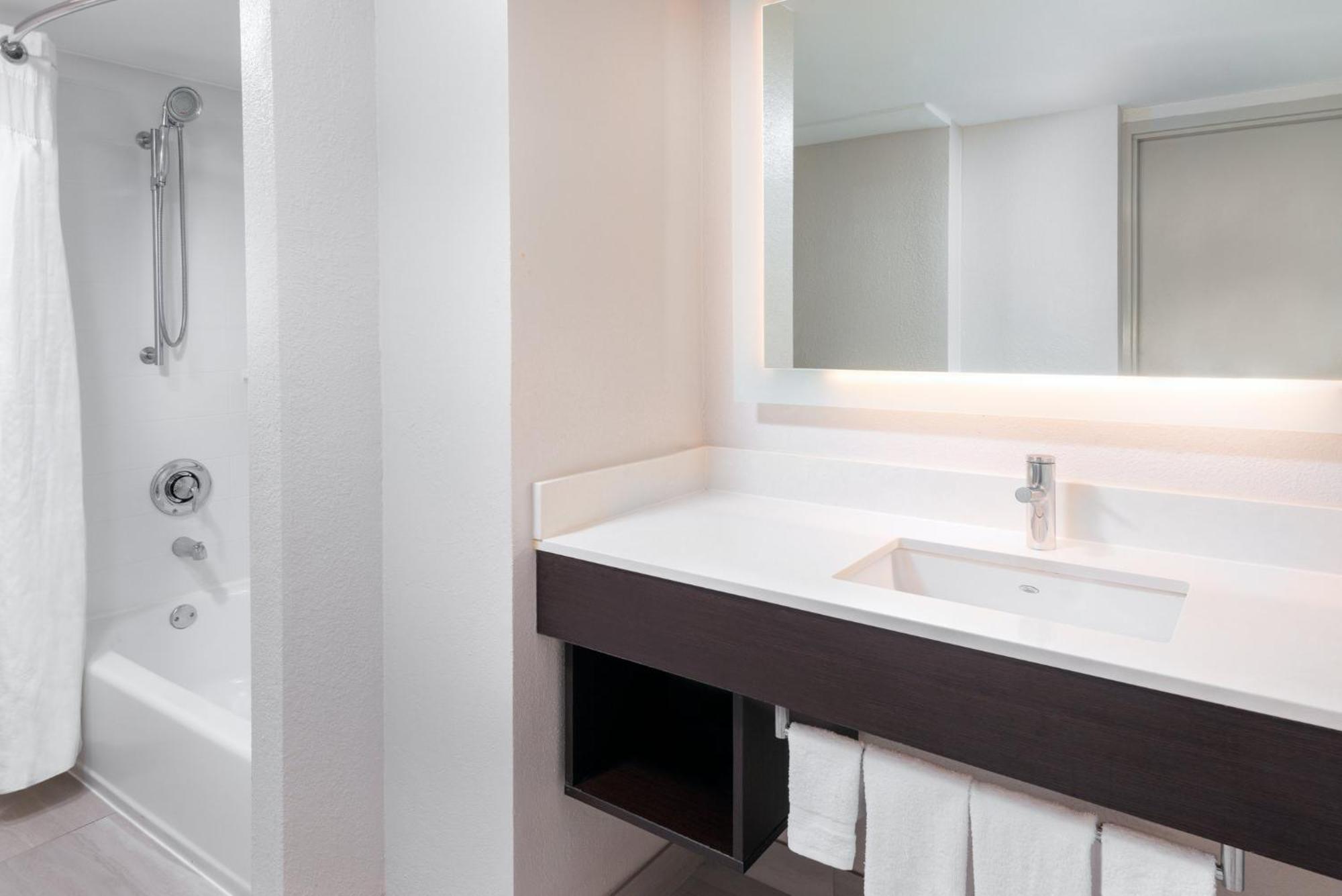 Standard King Room with Accessible Tub - Mobility Access,1706111468:JPEG