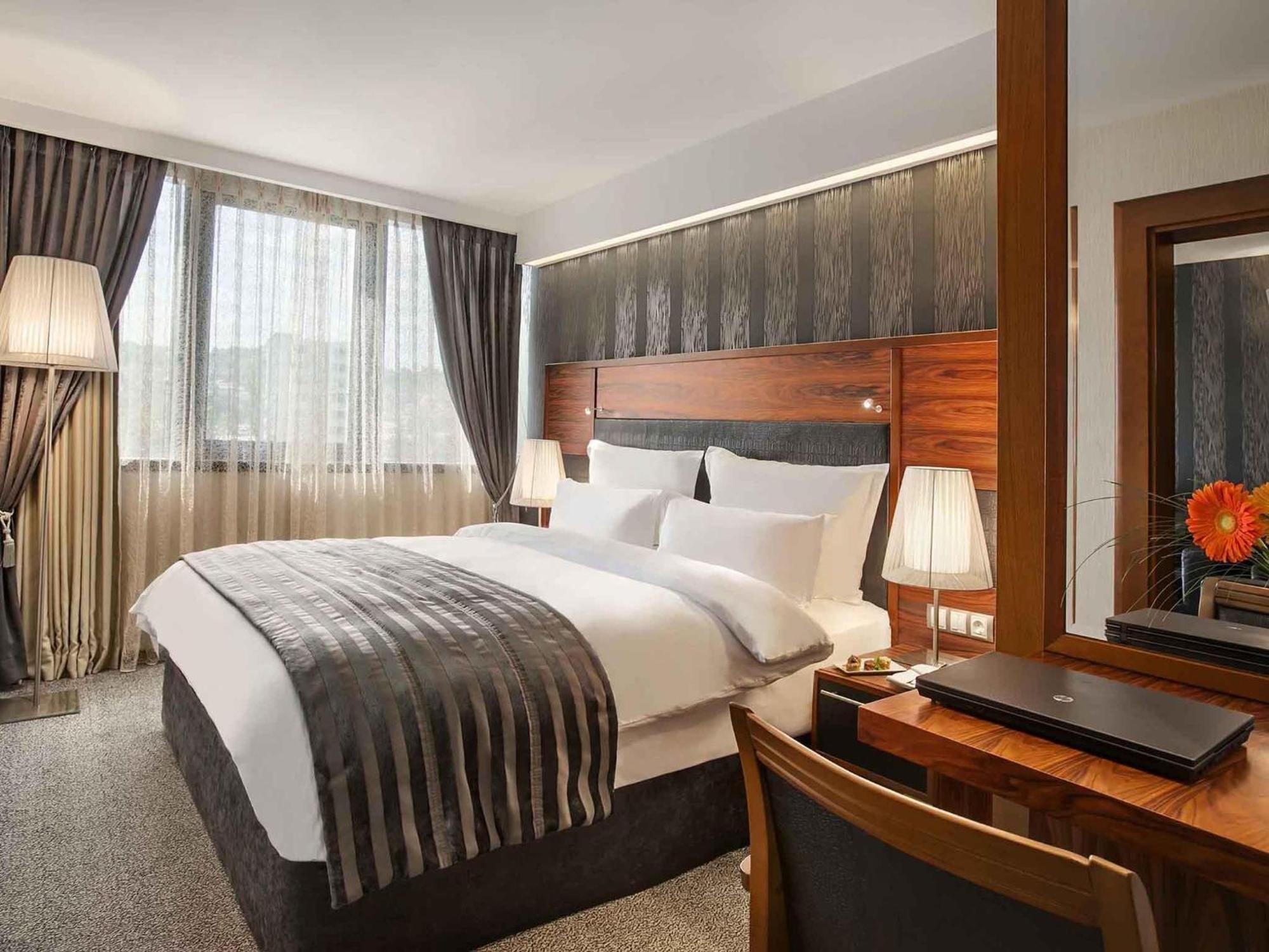 Junior King Suite with Spa Bath - Lane Side