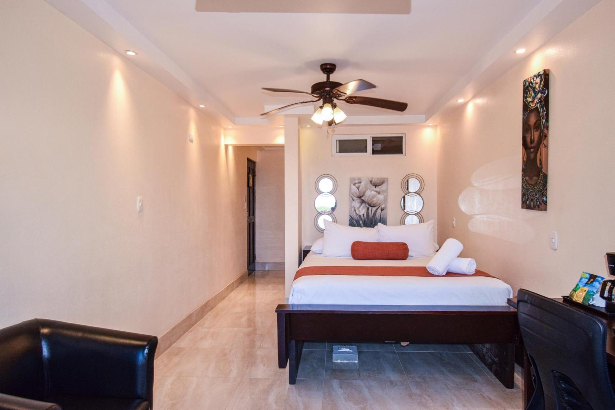 Habitación con cama grande y vistas al mar