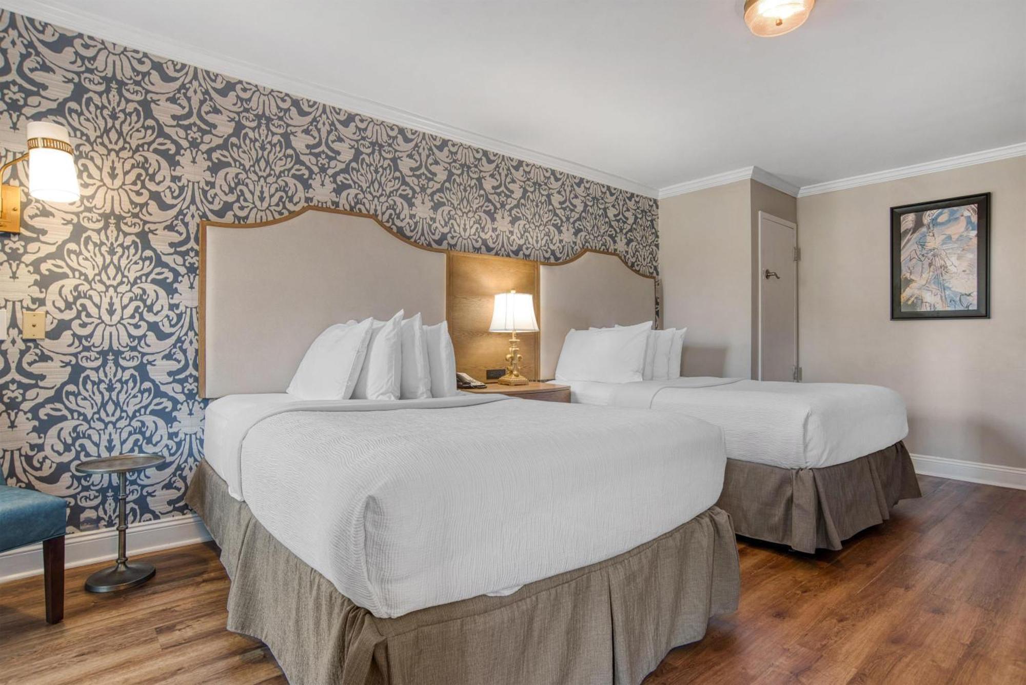 Chambre avec 2 Lits Doubles et Douche Accessible en Fauteuil Roulant - Accessible aux Personnes à Mobilité Réduite