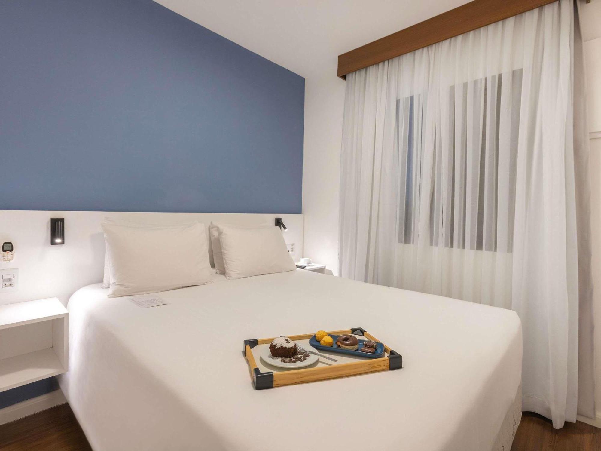 Quarto Família com Cama de Casal, Cama de Solteiro e Sofá-cama