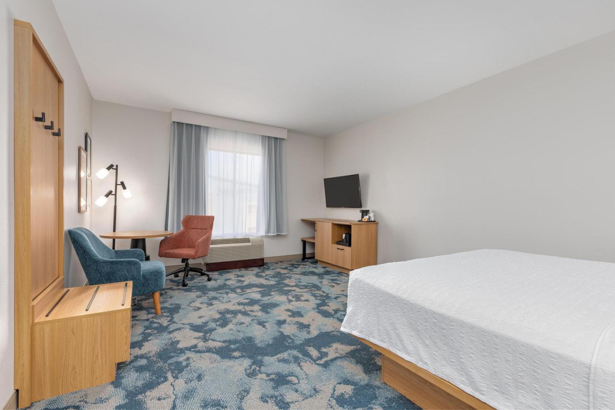 King Room with King Bed - Non-Smoking
