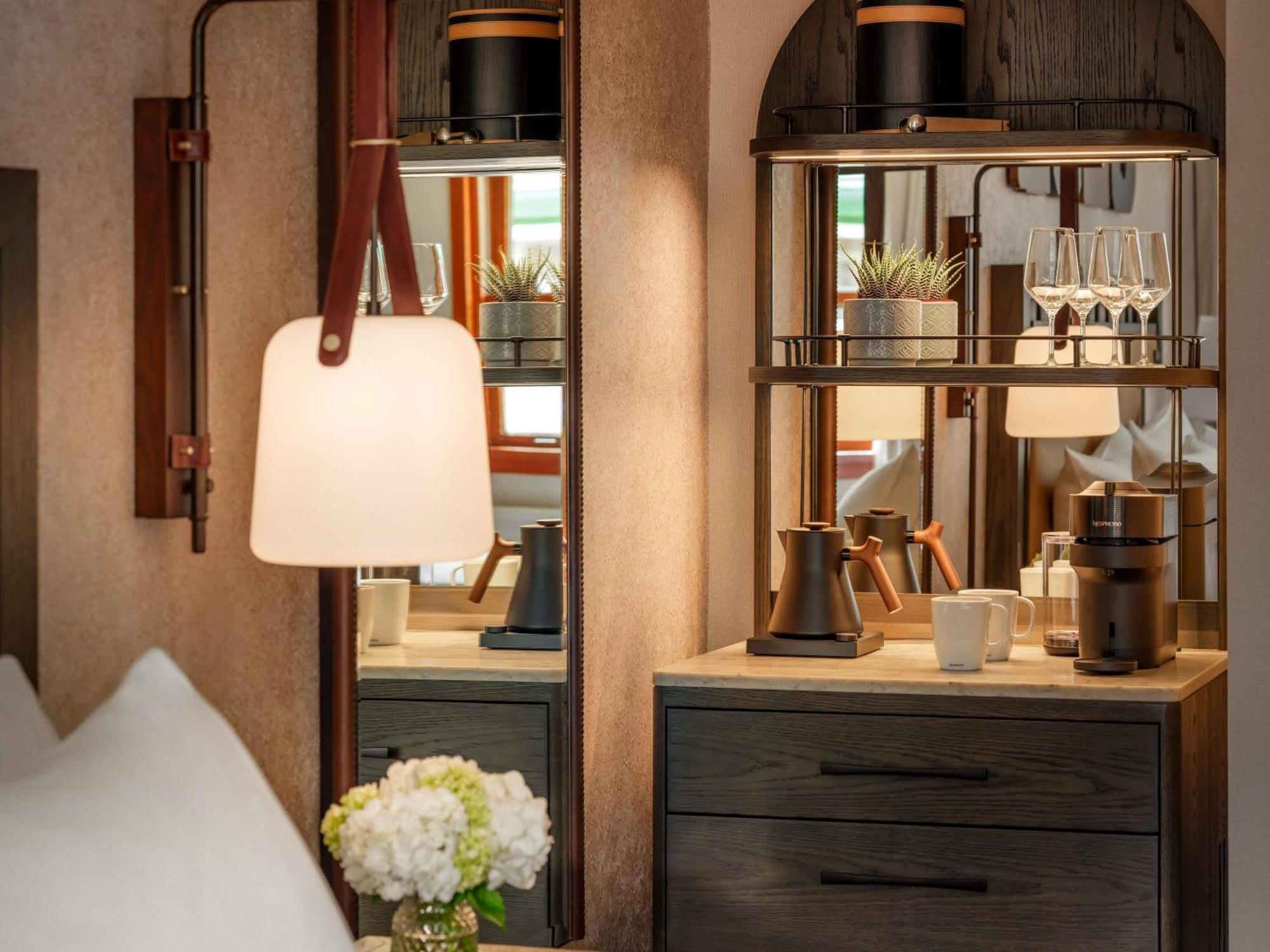 Zimmer Fairmont mit Kingsize-Bett und Patio