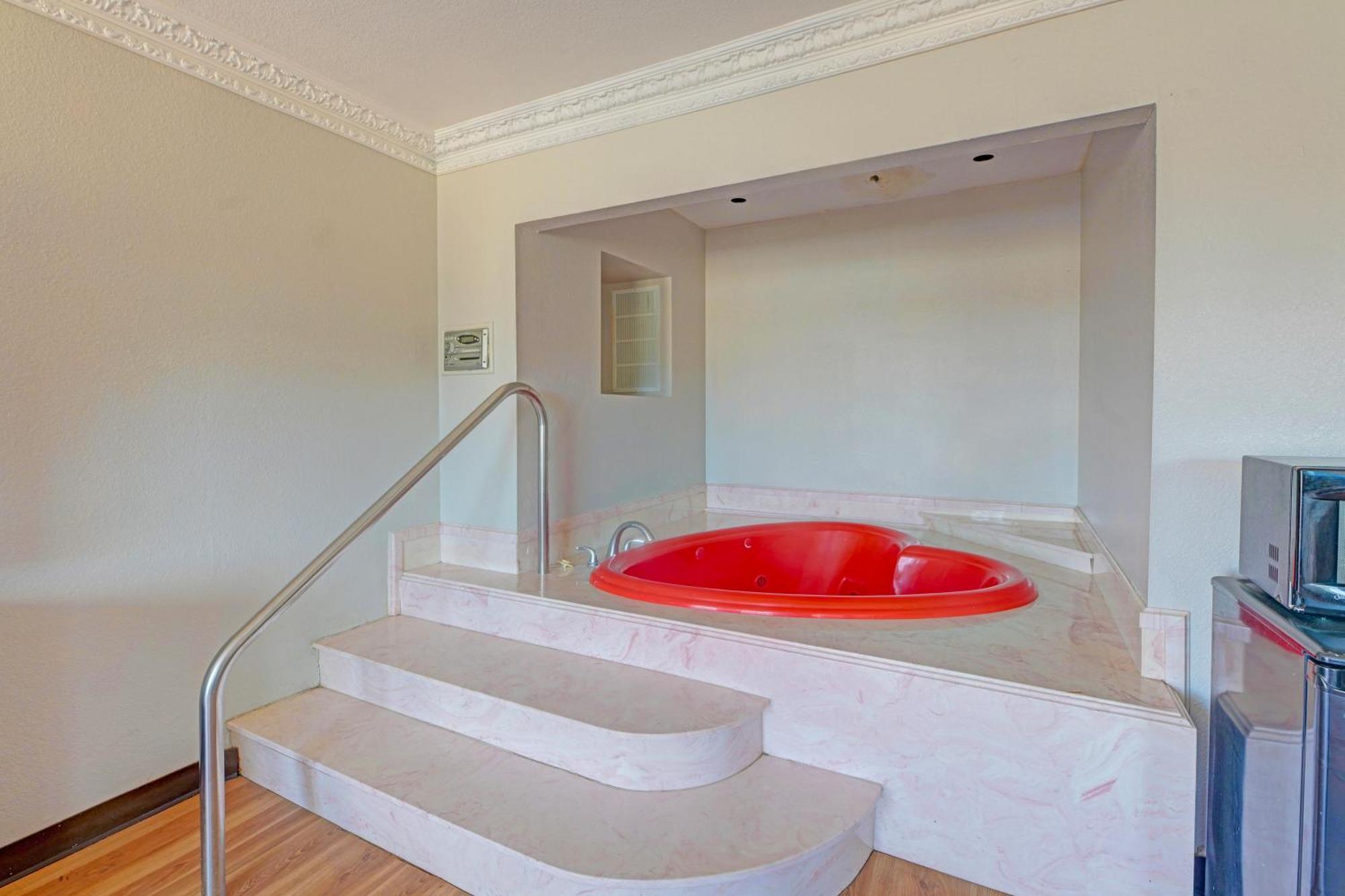 1 Suite King Bed Non-Smoking Jacuzzi Tub