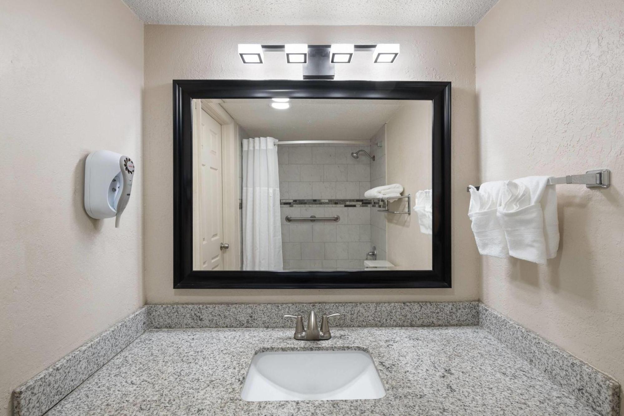King Room with Courtyard View - First Floor/Non-Smoking