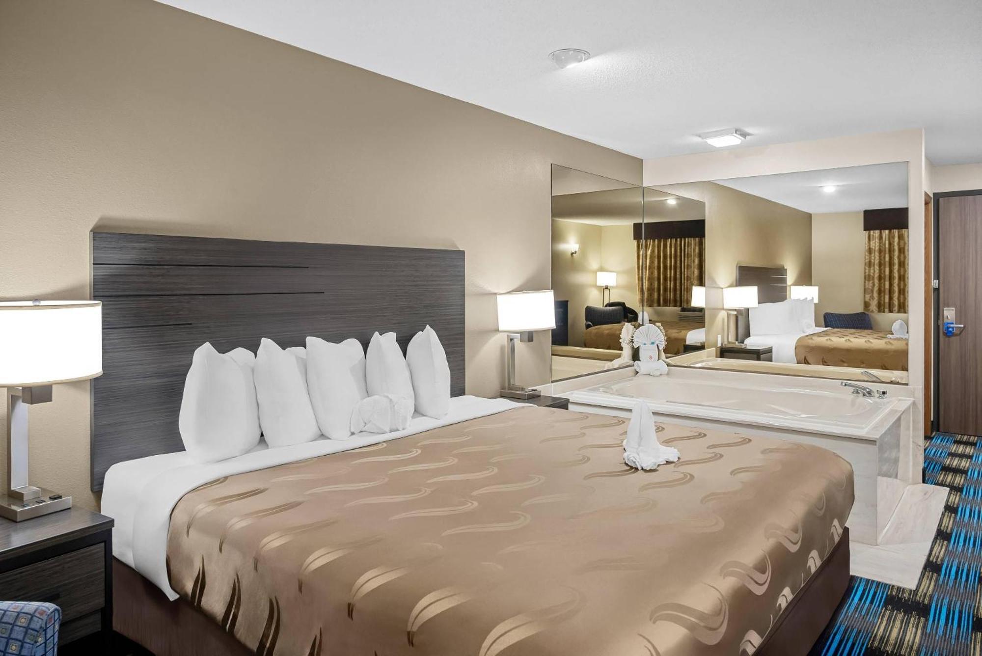King Room with Whirlpool - Non-Smoking