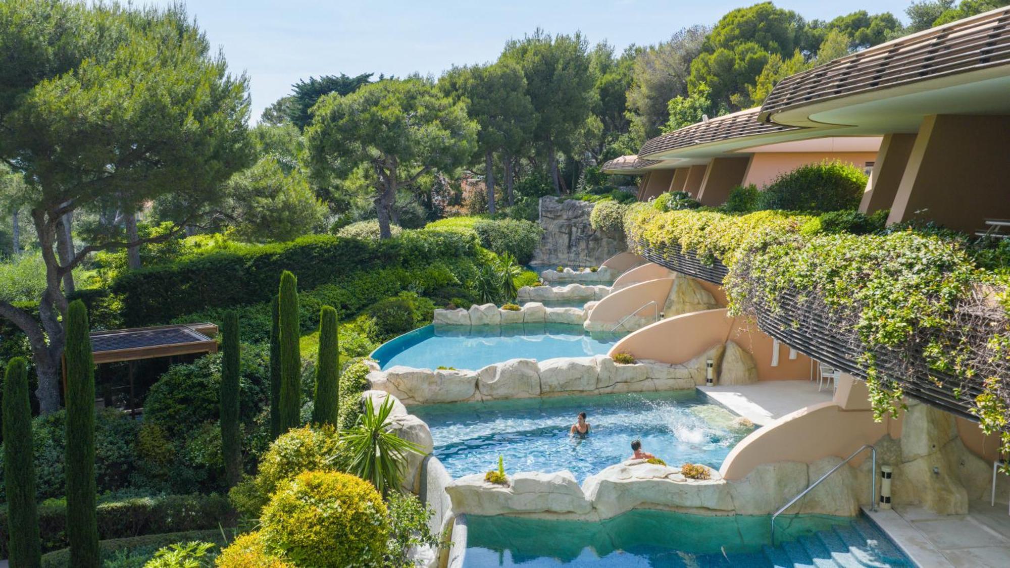 Suite Lit King-Size avec Terrasse et Piscine