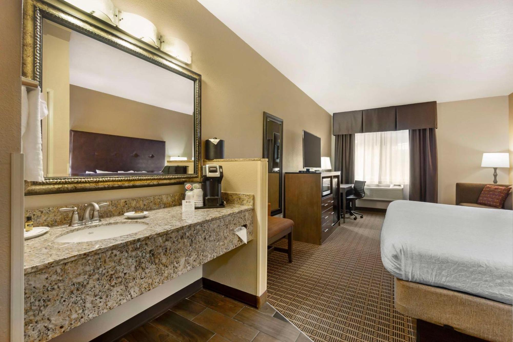 Mini King Suite with Sofa Bed - Non-Smoking