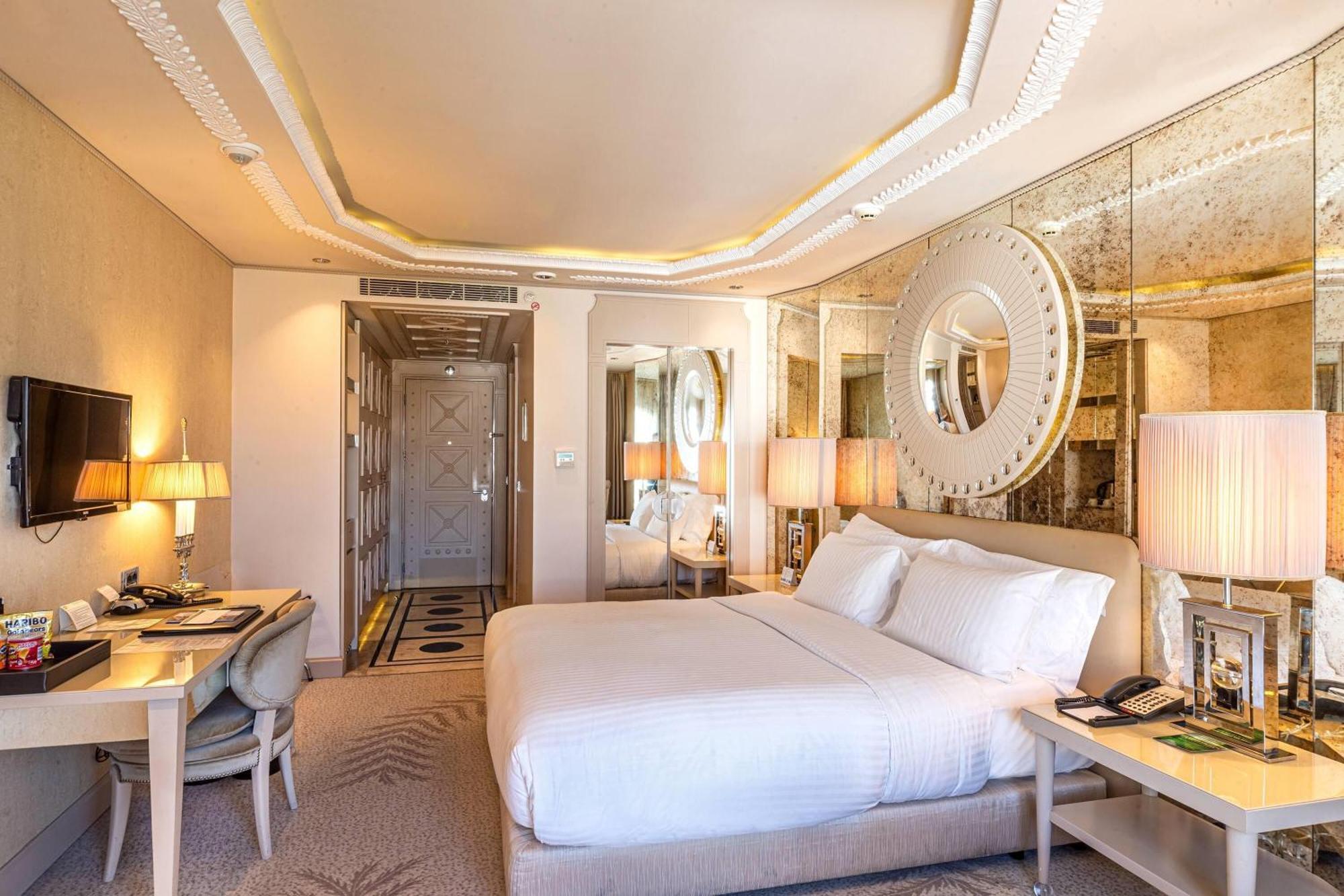 Deluxe Zimmer mit Kingsize-Bett und Stadtblick