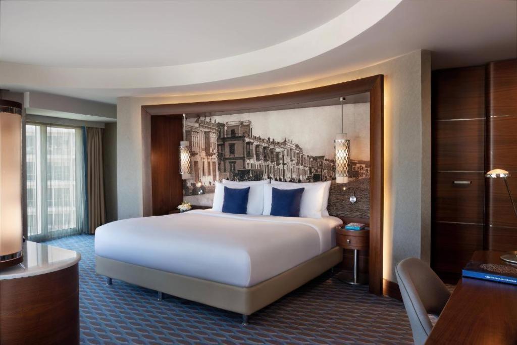 Executive Suite with Partial Sea View and Spa Bath Club Lounge Access