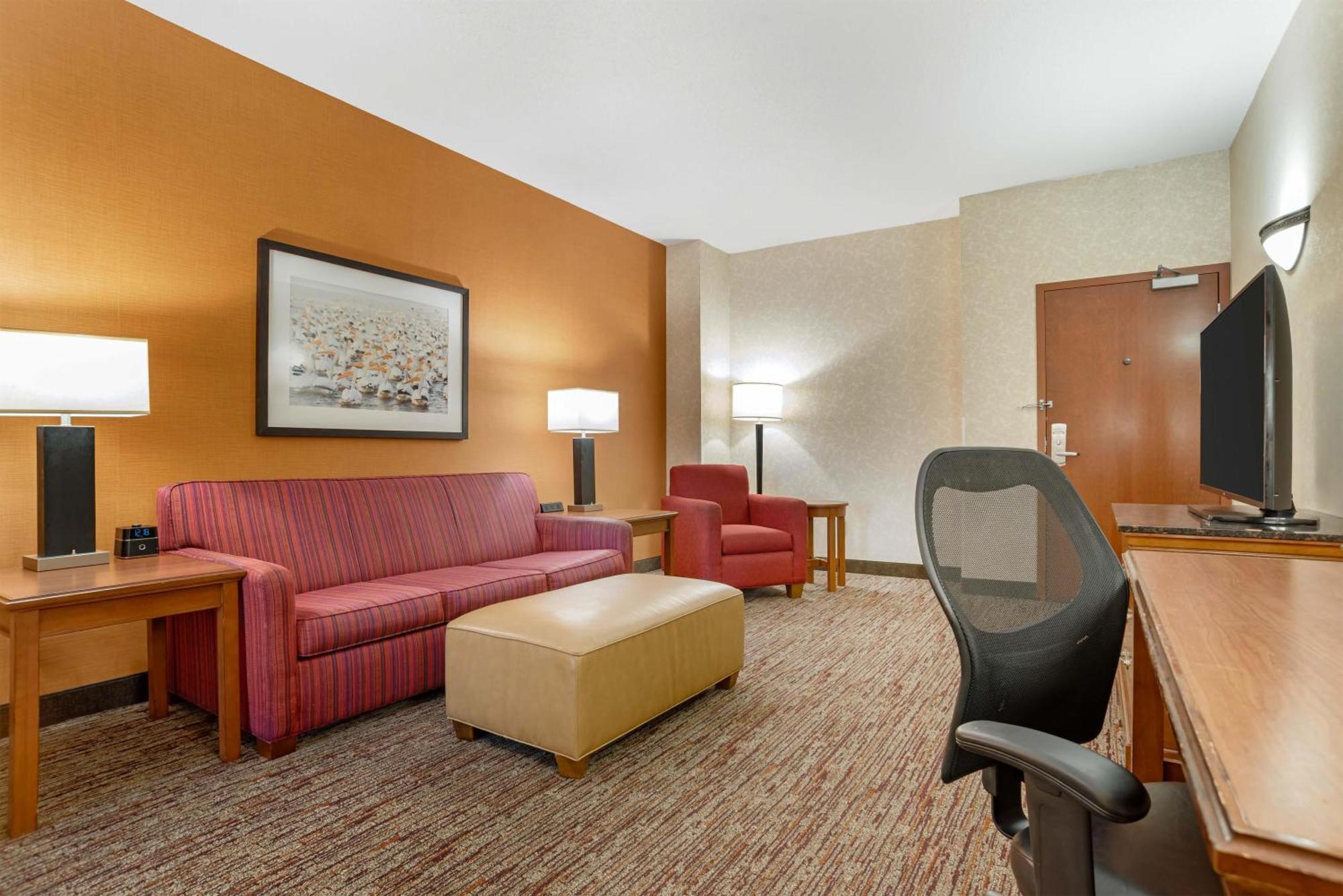 Queen Suite Two Queen Beds Sofa Bed,1742838542:JPEG