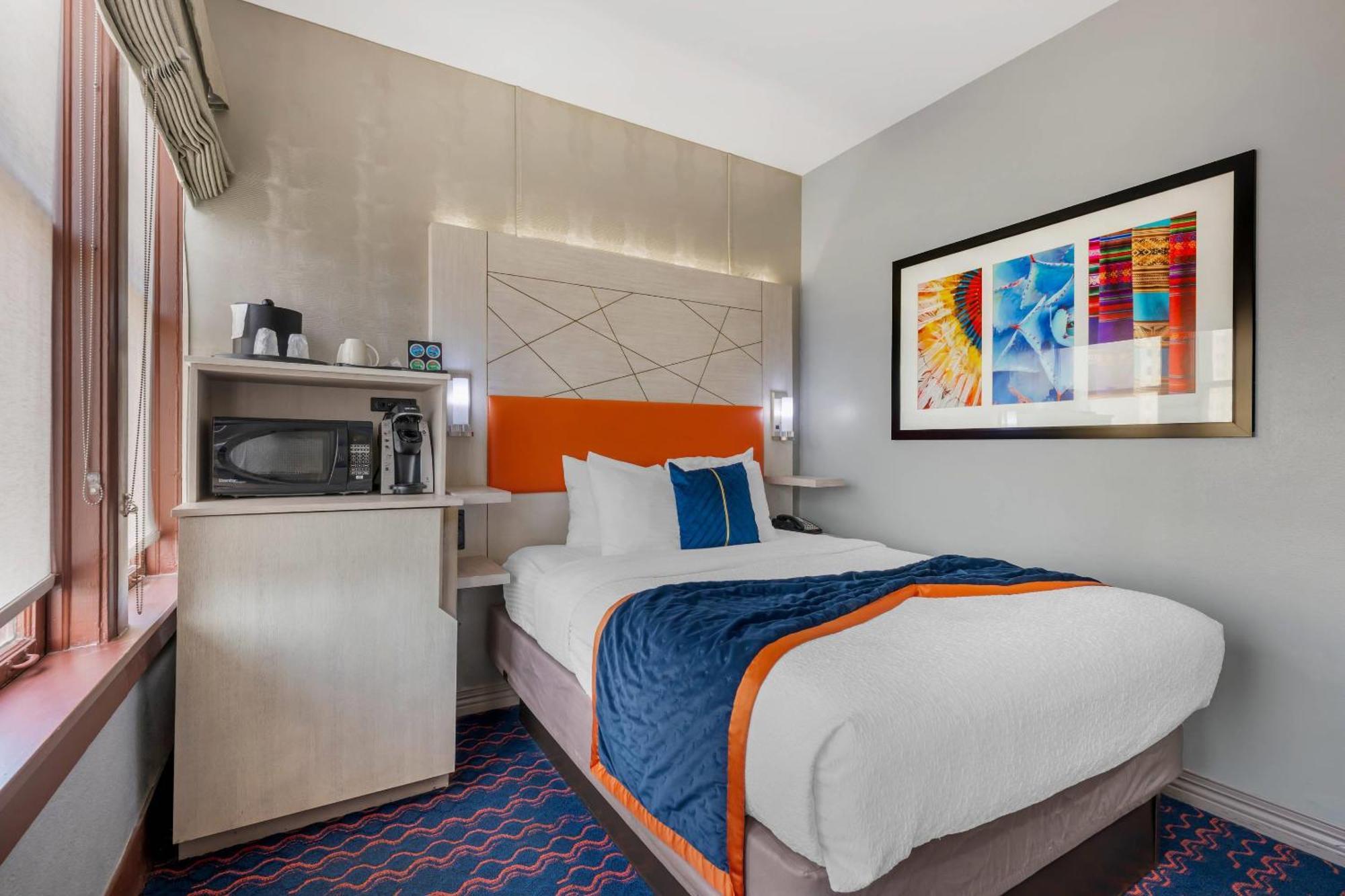 Pet Friendly Room 1 Queen Bed - Non Smoking / Top Floor