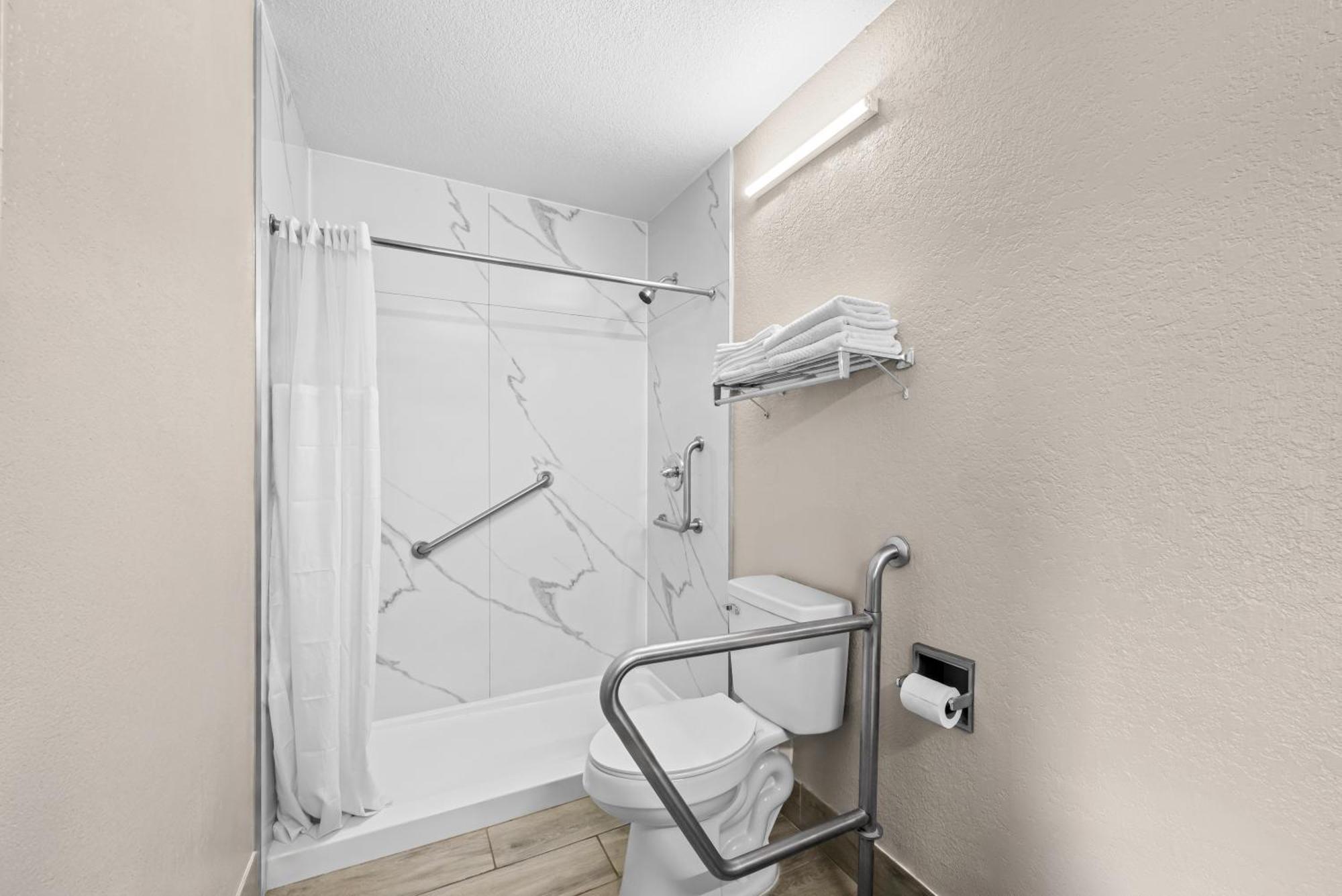 King Room with Tub - Disability Access/Non Smoking/Exterior Corridor