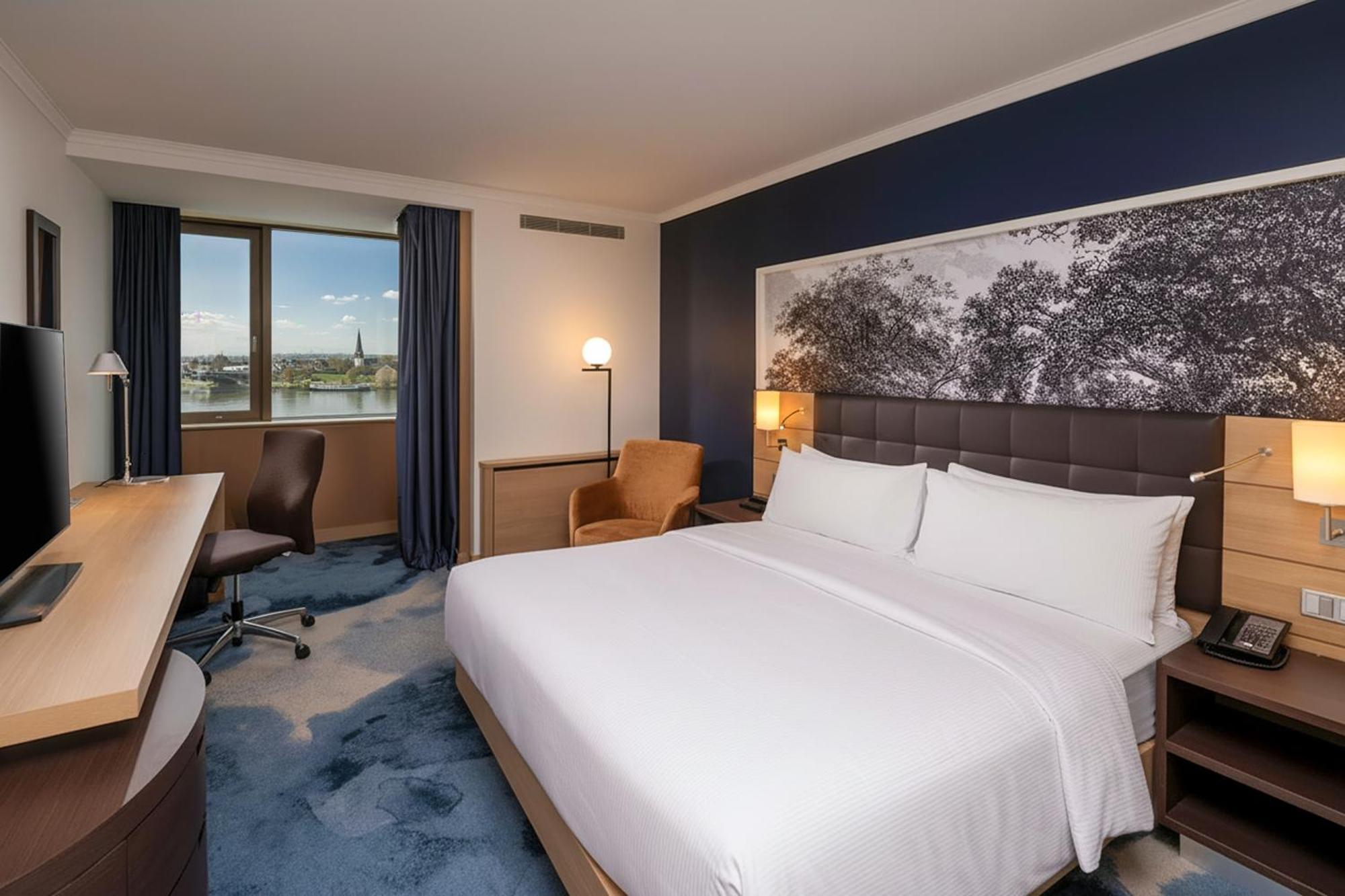 Deluxe Zimmer mit Kingsize-Bett und Flussblick – Rheinflügel