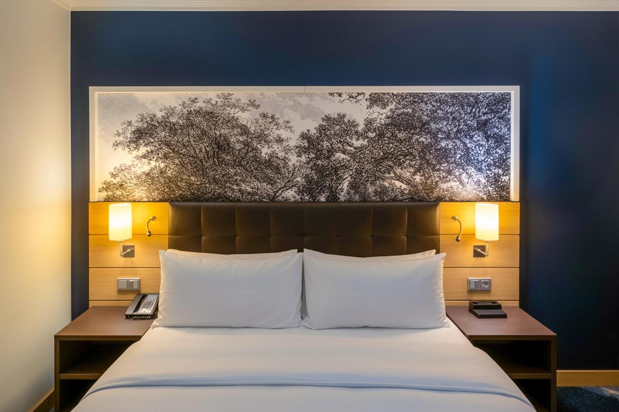 Deluxe-Zimmer mit Kingsize-Bett und Stadtblick – Rheinflügel