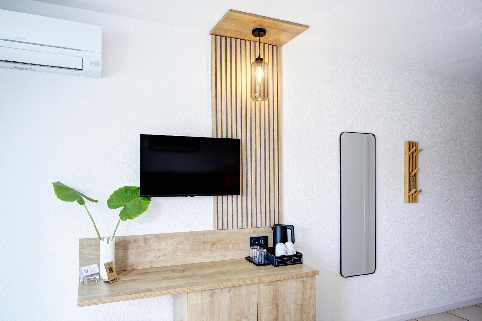 Chambre Triple Confort avec Balcon et Climatisation - Vue sur Montagne ou Côté Mer