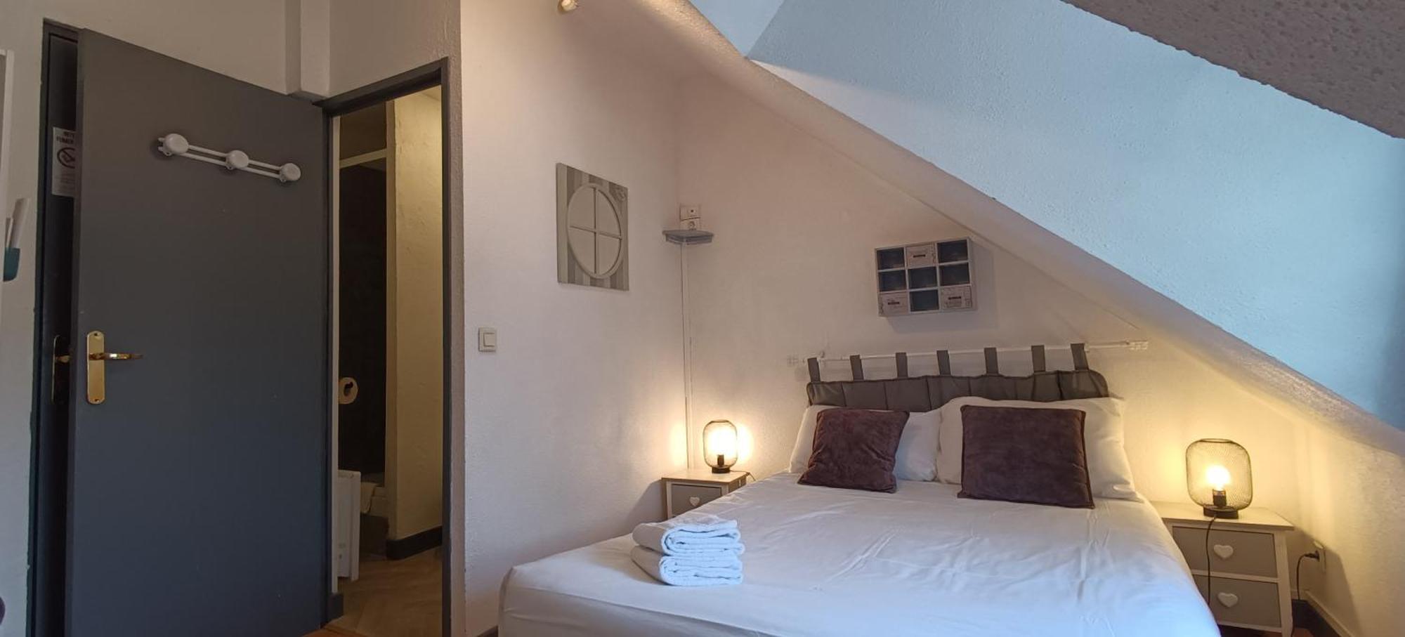Chambre Double Économique Mansardée avec Salle de Bains Privative
