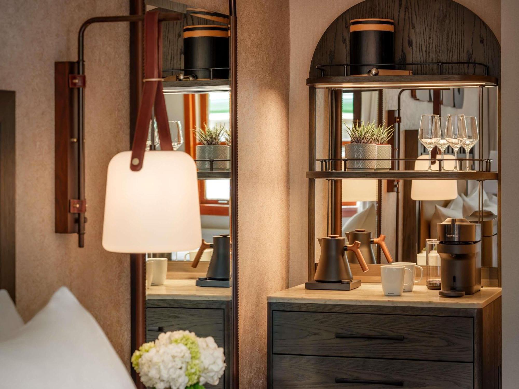 Junior Suite mit Kingsize-Bett und Blick auf die Bucht