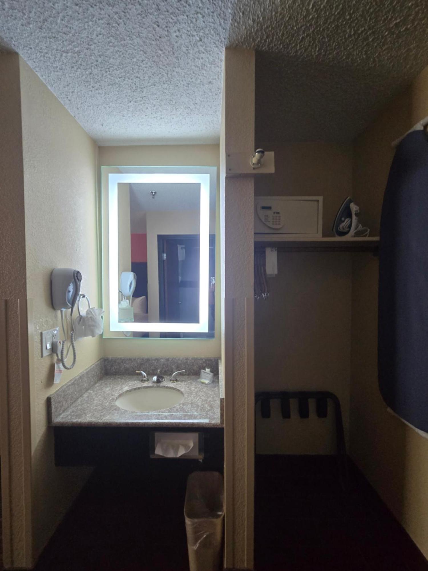 King Room - Non-Smoking