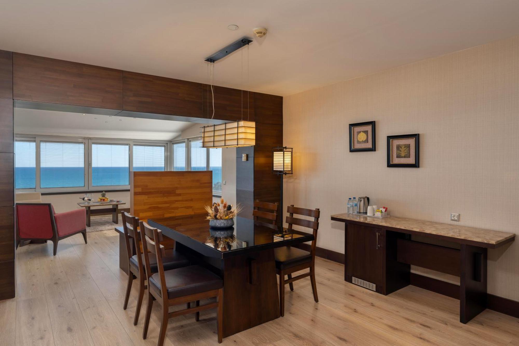 Grand Suite mit Whirlpool und Terrasse mit Meerblick (3 Erwachsene + 1 Kind)