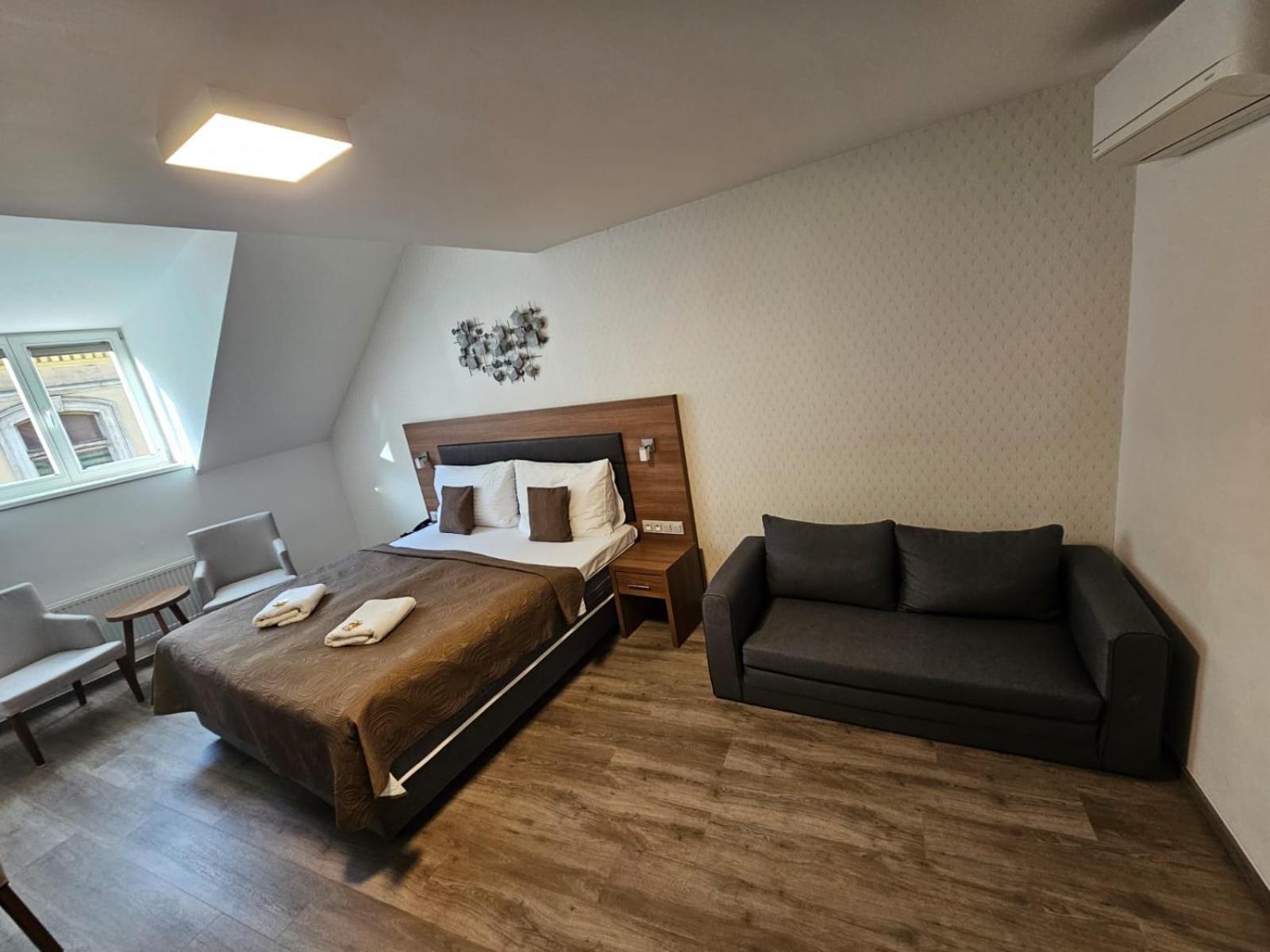 Standard Family Room,1756473270:JPEG