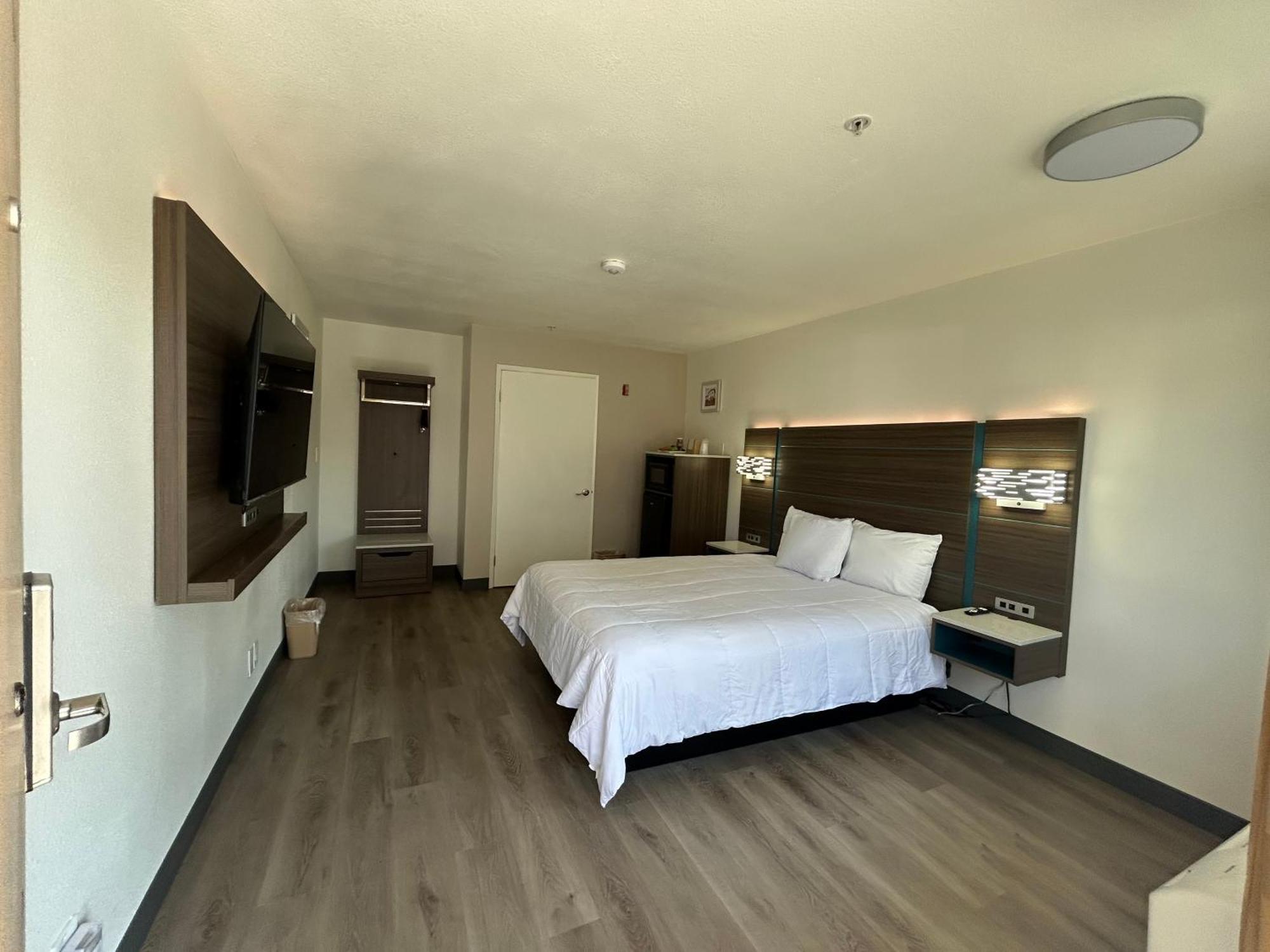 Queen Room - Mobility Access/Non-Smoking