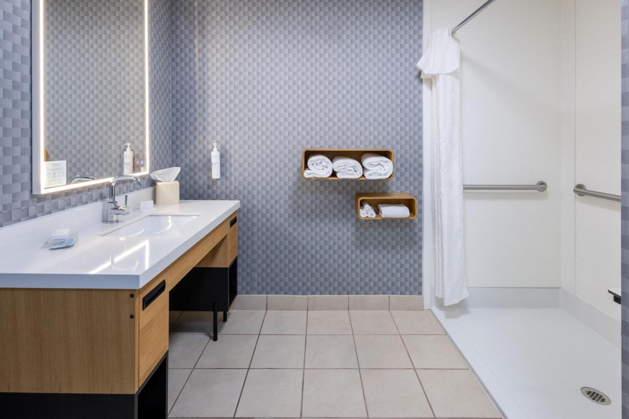 King Studio with Roll-In Shower - Mobility and Hearing Access/Non-Smoking