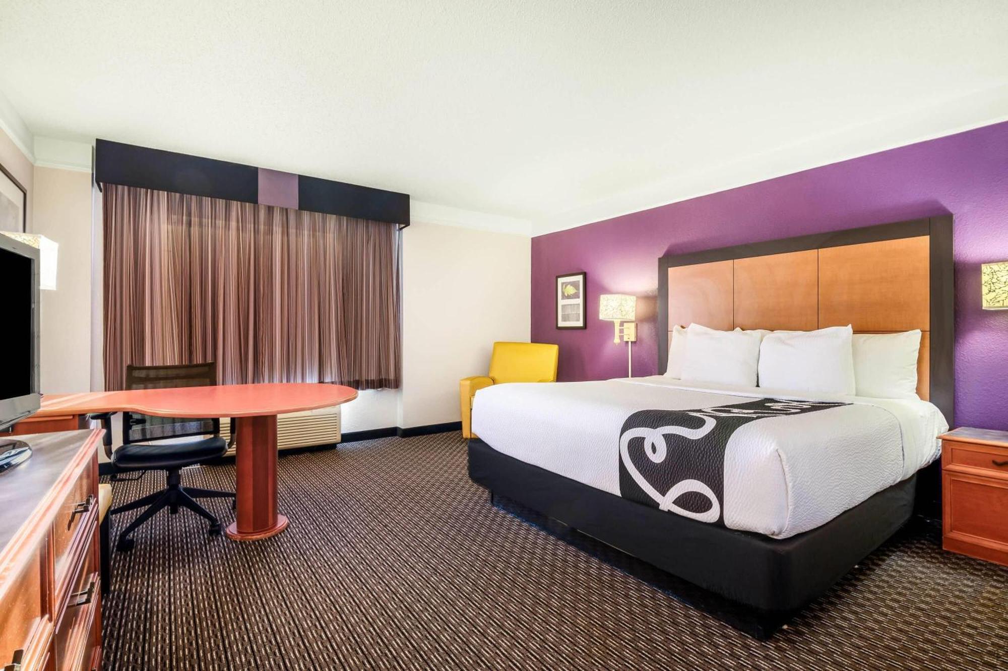 King Room Roll Shower Mobility Accessible or Pet-Friendly or Non-Smoking