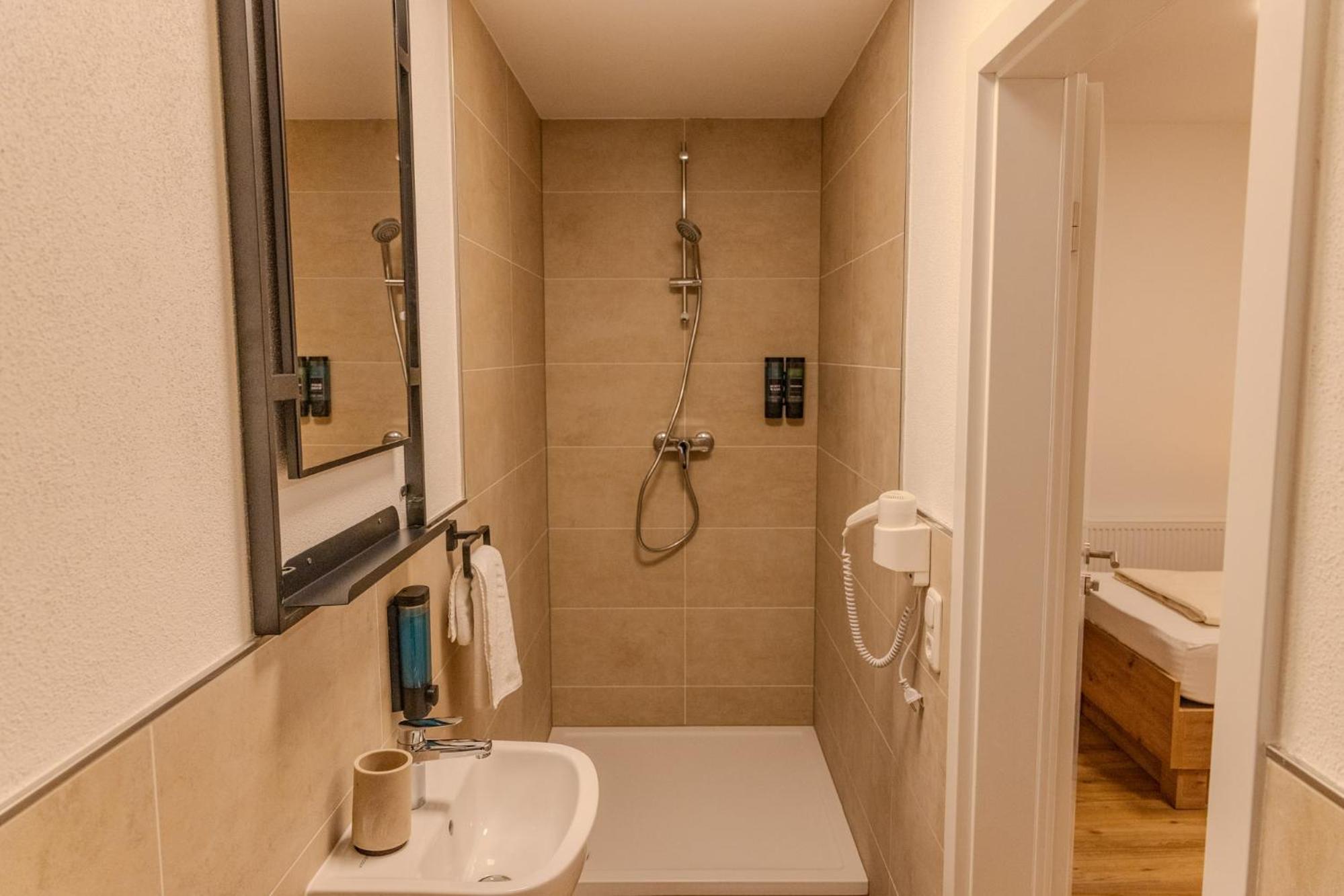 Zweibettzimmer mit eigenem Bad