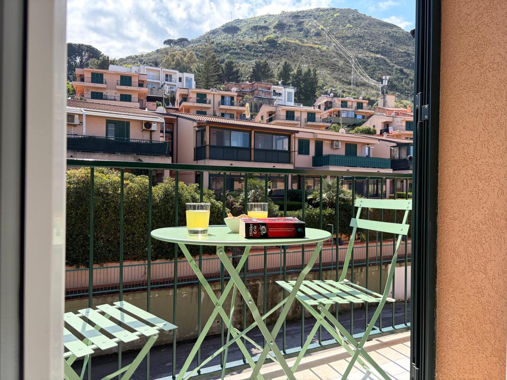 Dreibettzimmer mit Balkon und Bergblick