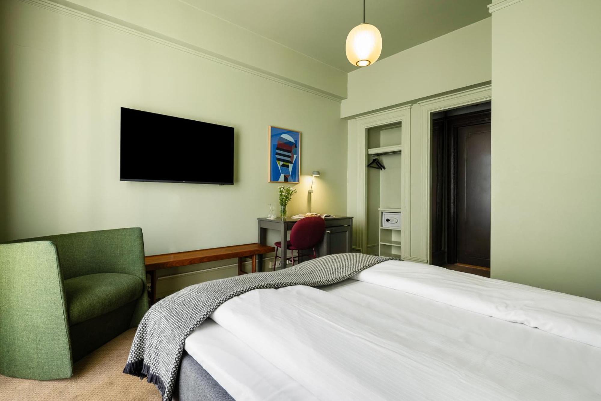 Standard Queen Room