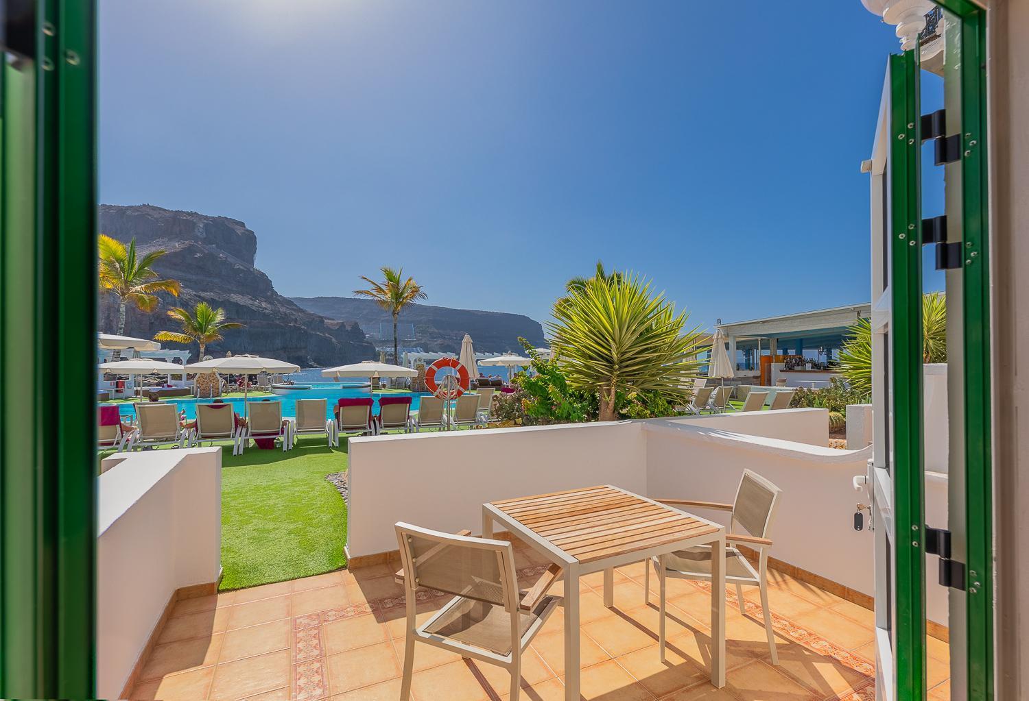 Doppelzimmer mit Poolblick und Terrasse