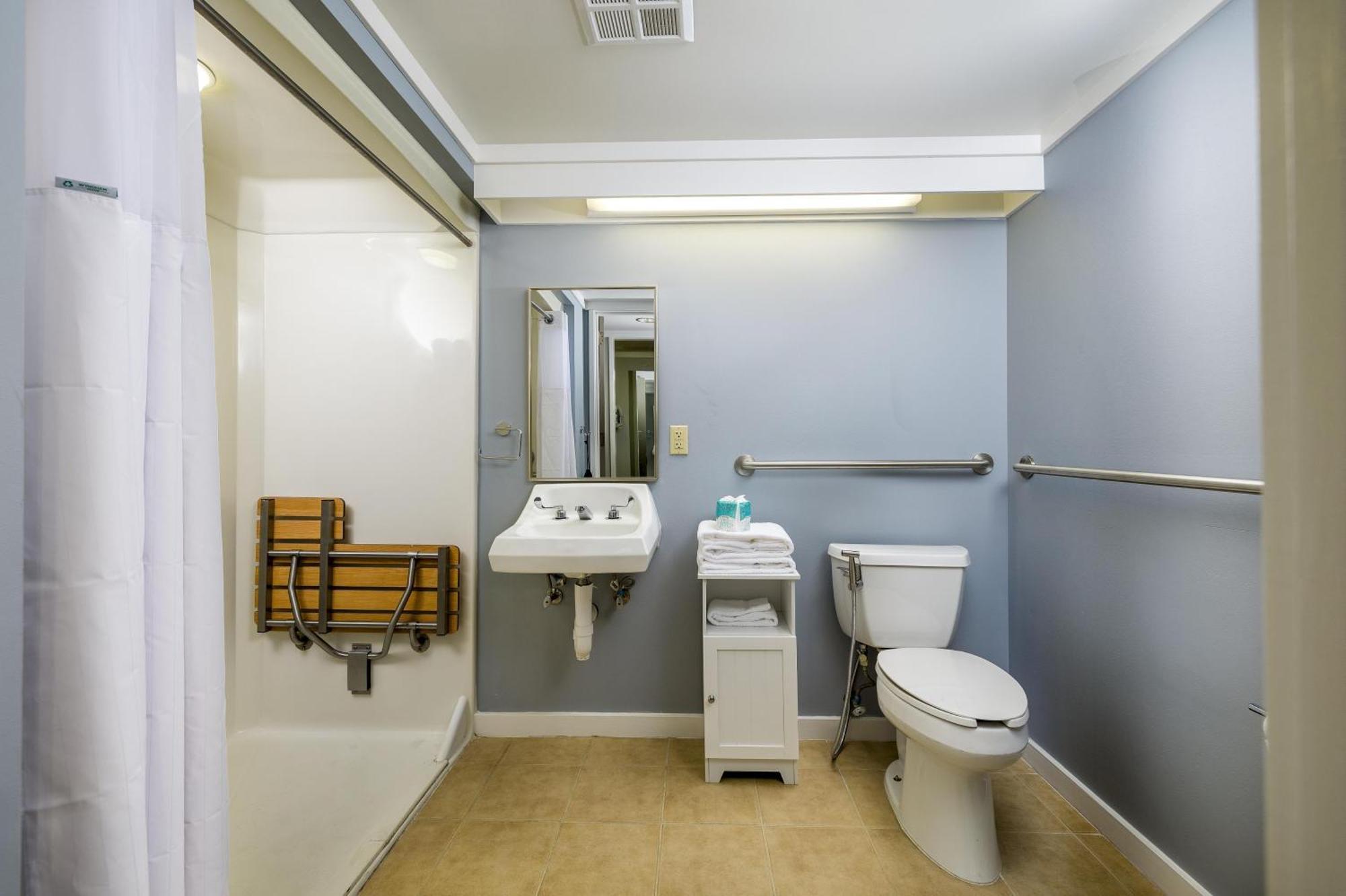 King Room with Roll-In Shower and Golf View - Disability Access