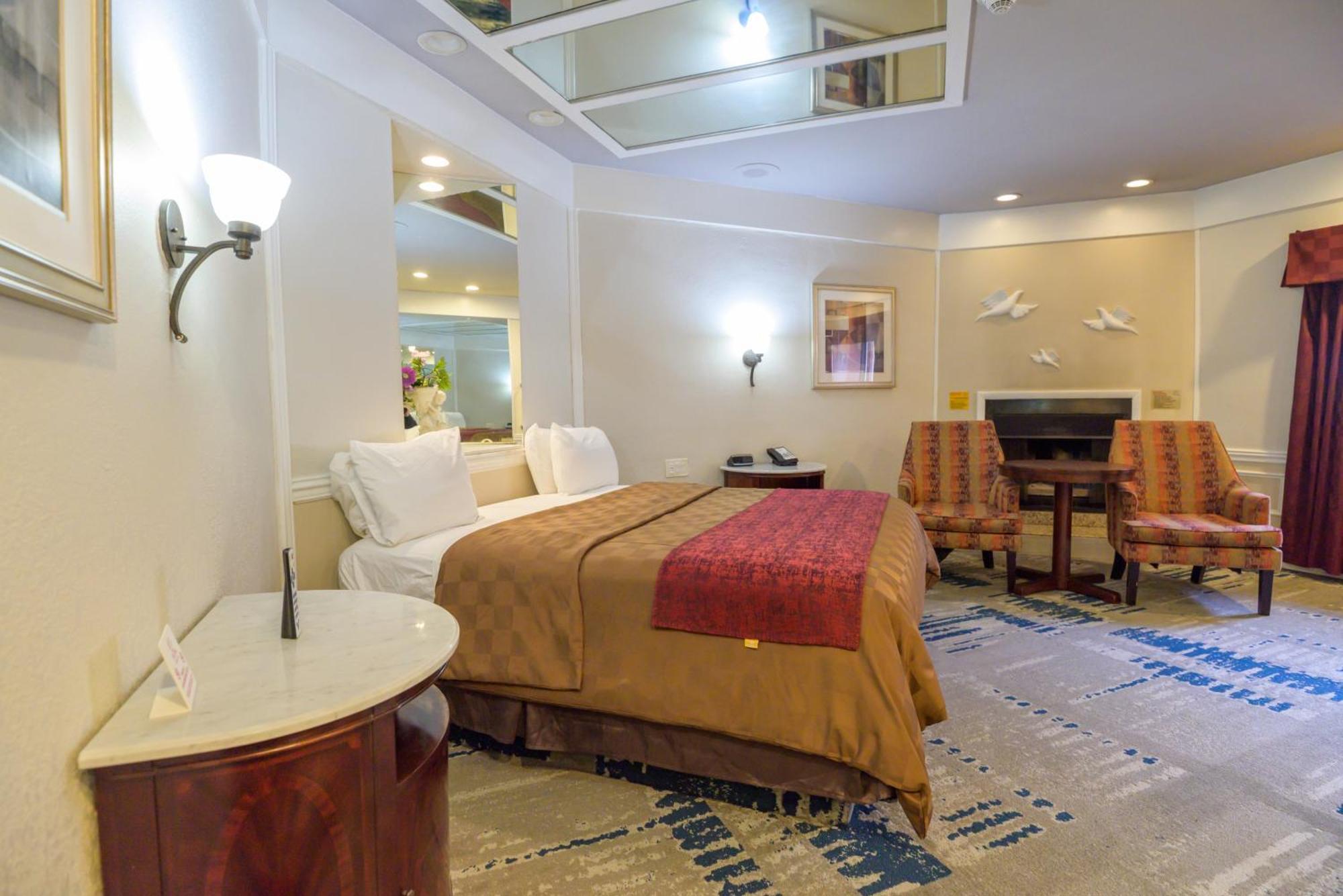 Deluxe King Suite with Jacuzzi and fireplace