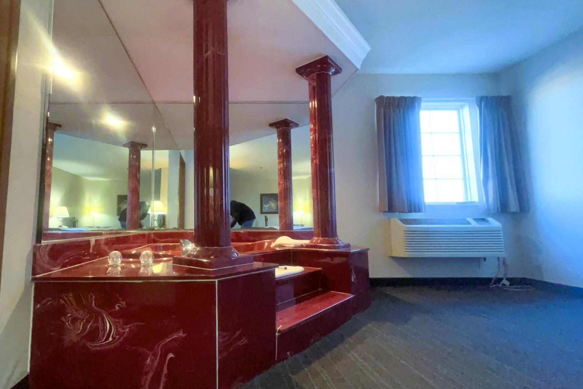 King Bed Non-Smoking with Jetted Tub