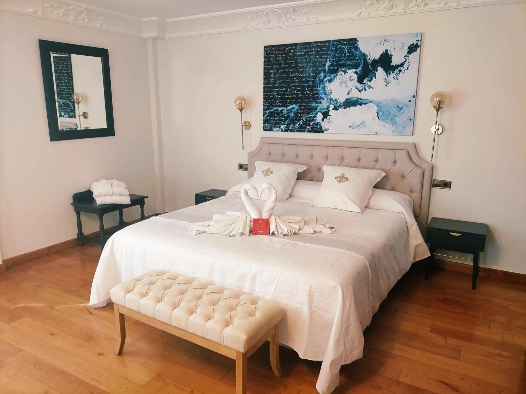 Habitación con cama extragrande y bañera de hidromasaje
