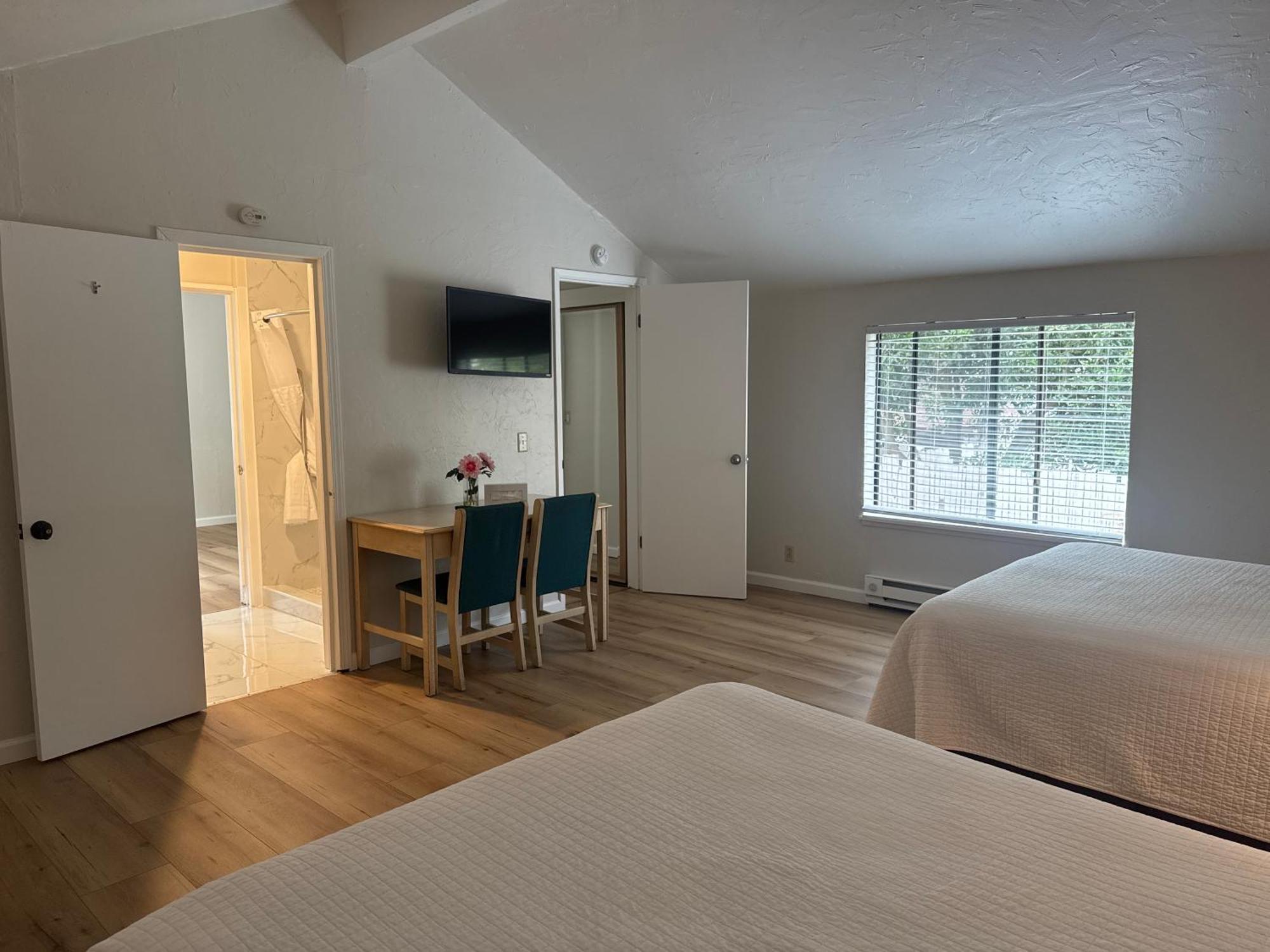Deluxe Queen Suite