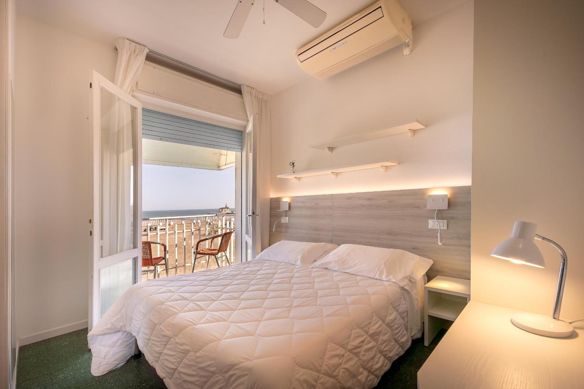 Doppel-/Zweibettzimmer mit Balkon und Meerblick