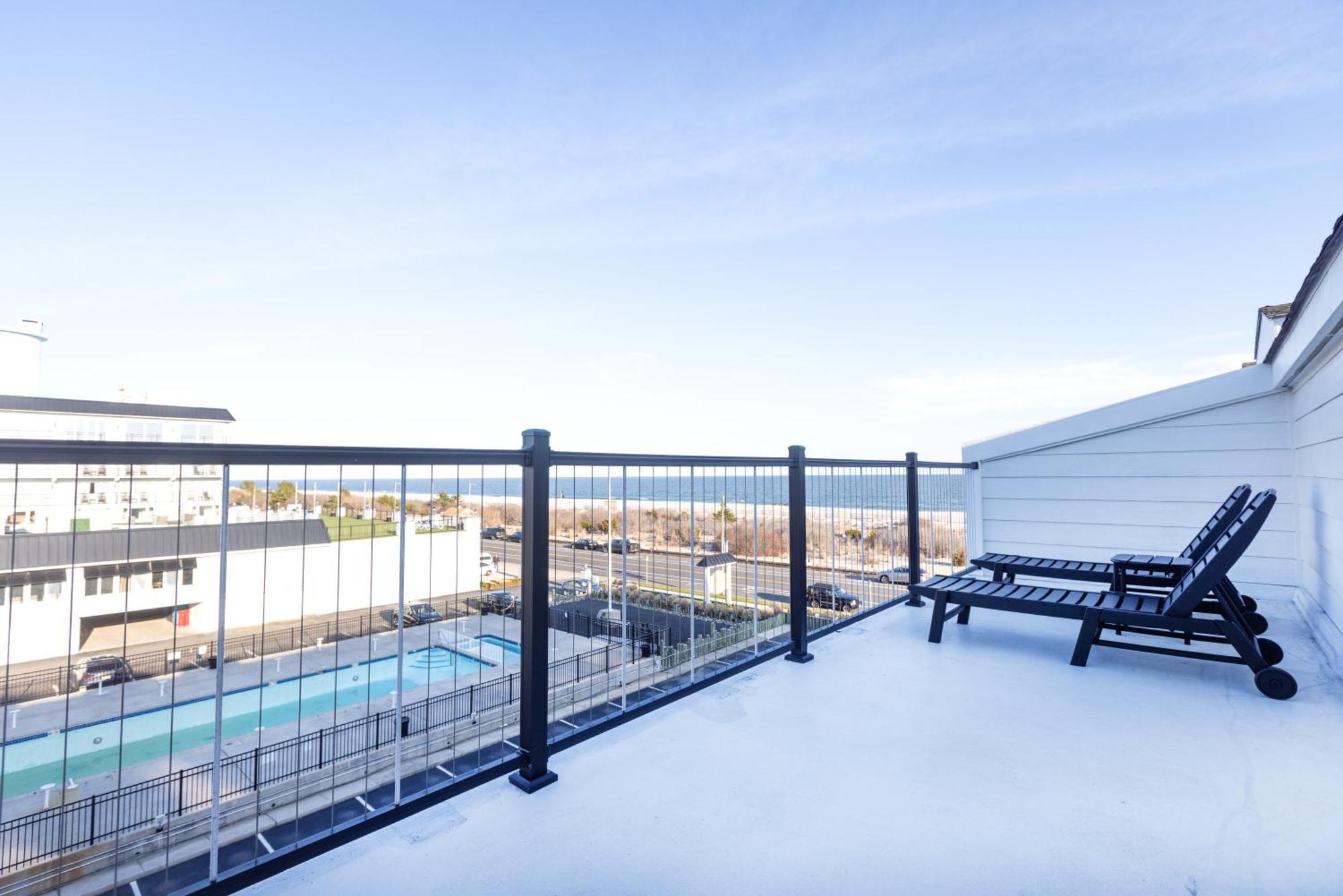 Bi-level Townhouse Suite Ocean & Pool Views