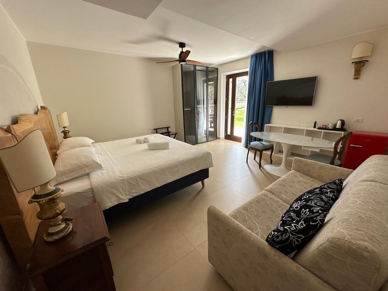 Zimmer mit Kingsize-Bett