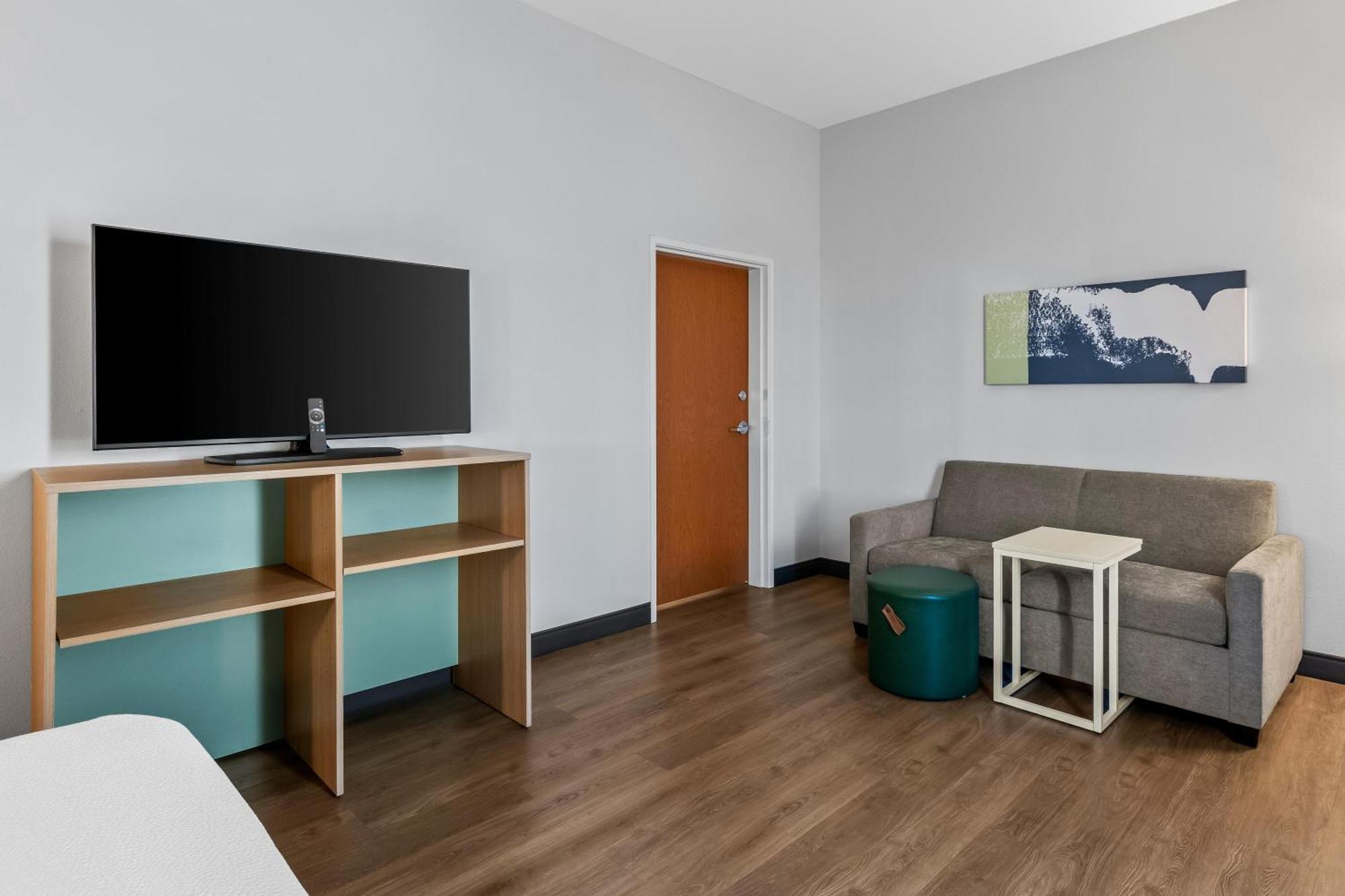 Two-Room Studio with One King Bed and One Queen Bed
