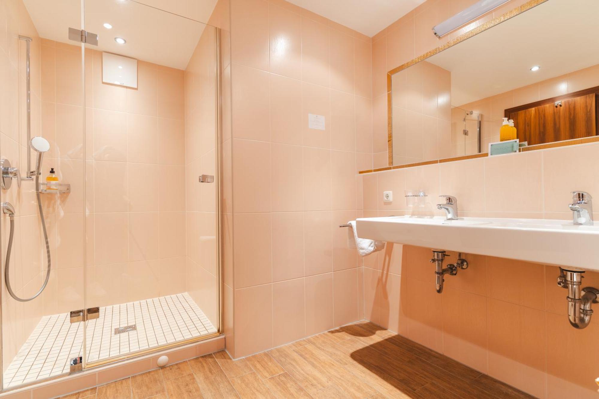 Deluxe Familiensuite mit Straßenblick