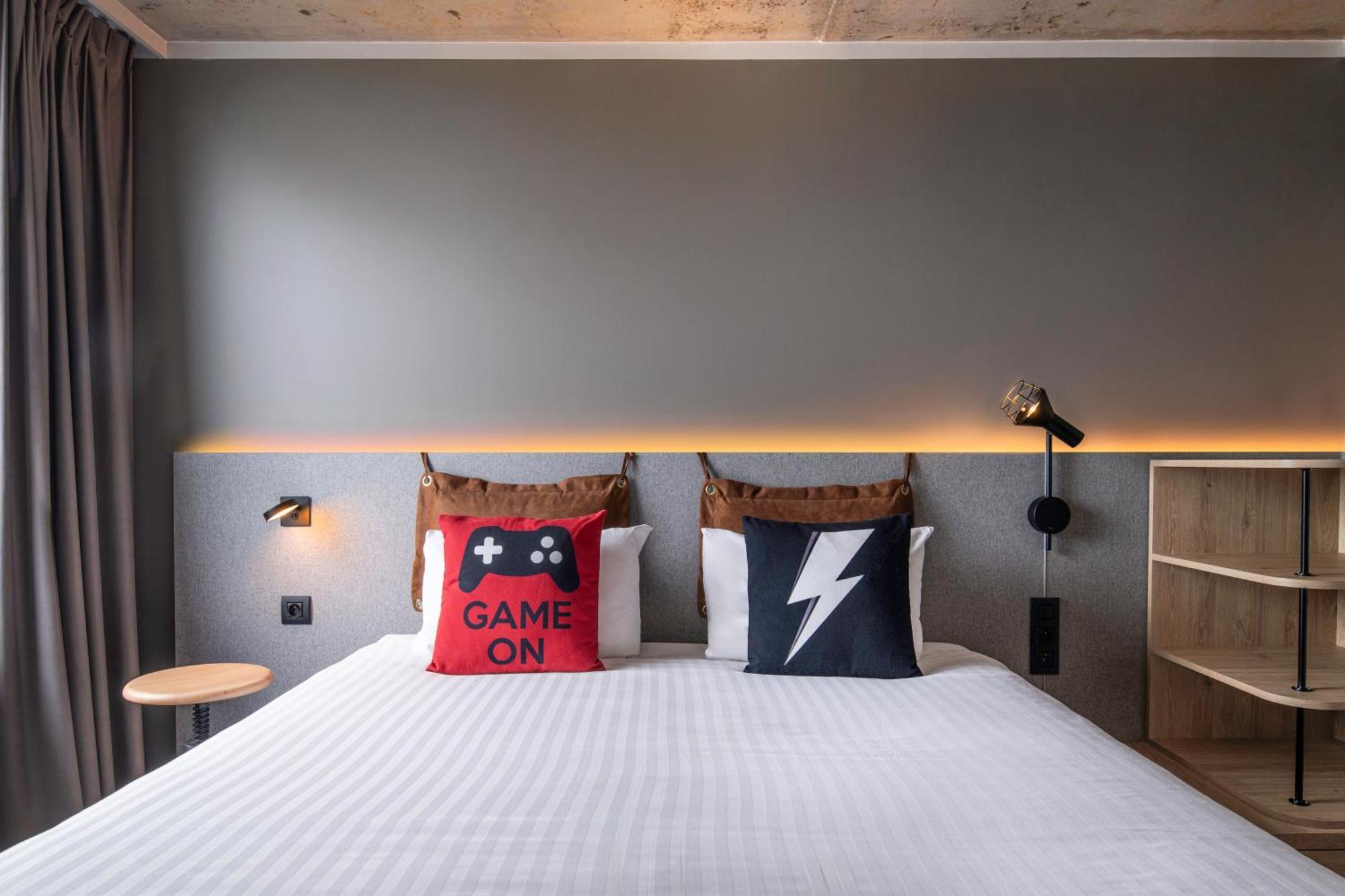 Moxy Corner Queen Room with Harbor View