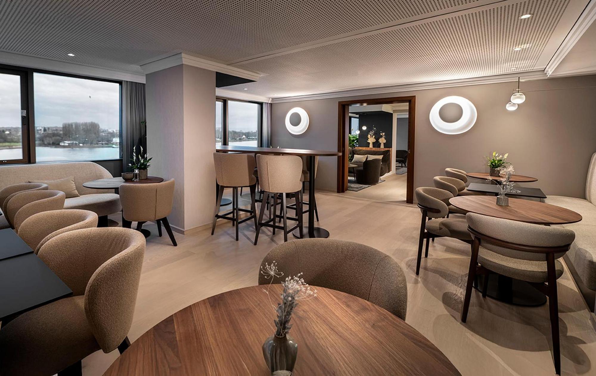 Junior Suite mit Kingsize-Bett und Flussblick – Rheinflügel