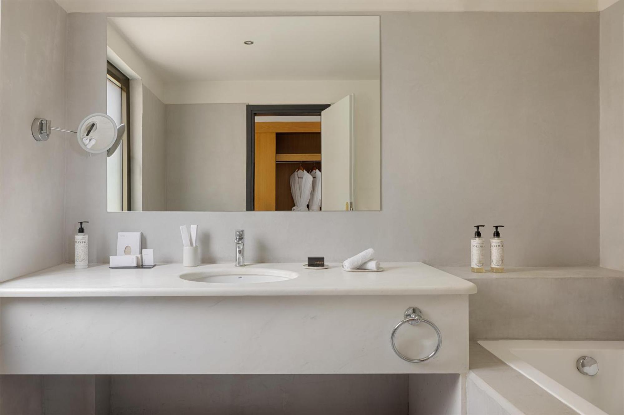 Sapphire Cozy King Suite