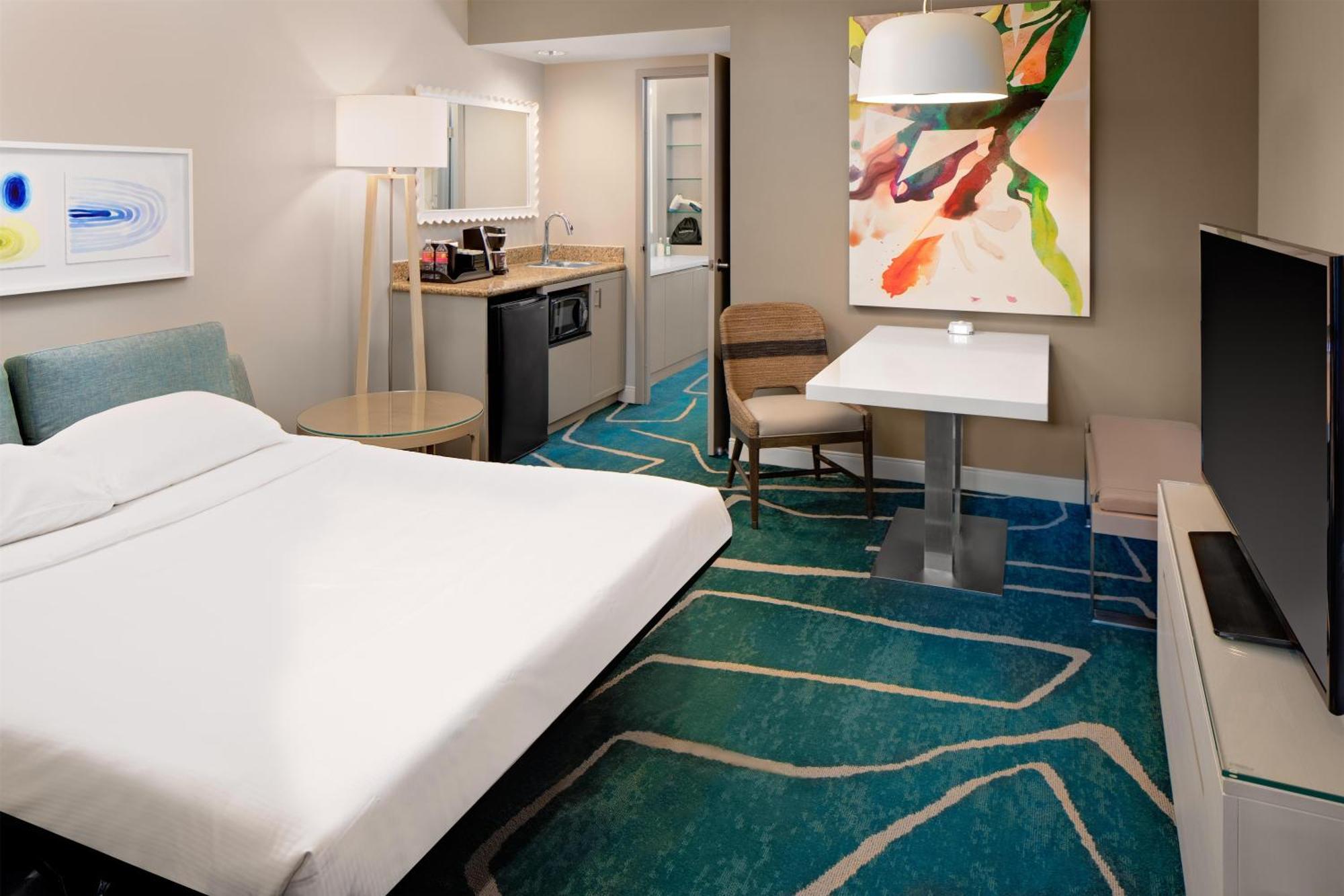 Corner King Suite with Bay View