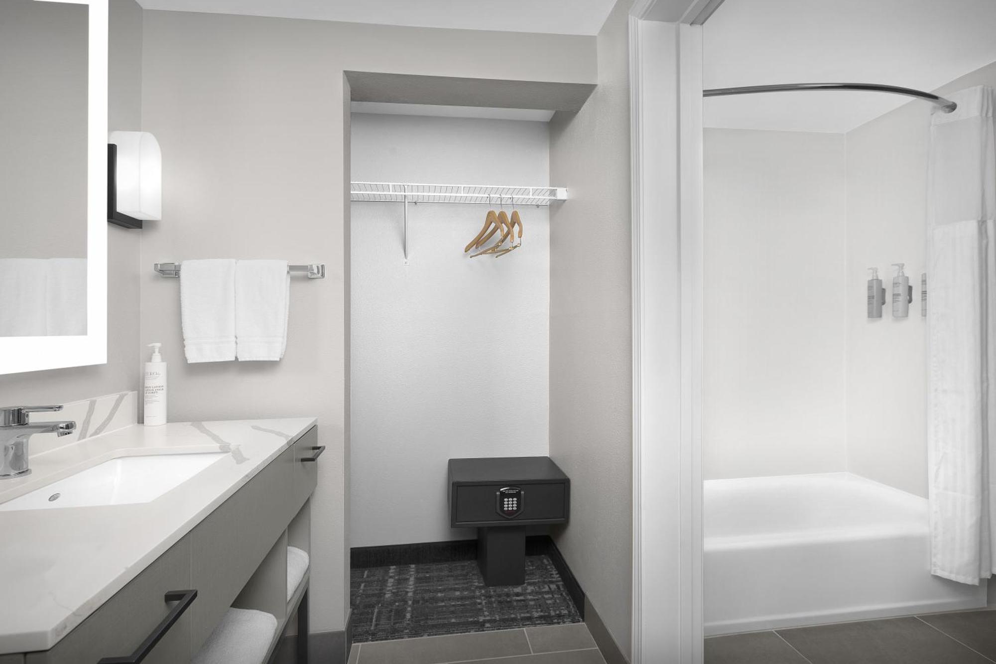 One-Bedroom Queen Suite with Two Queen Beds - Non-Smoking