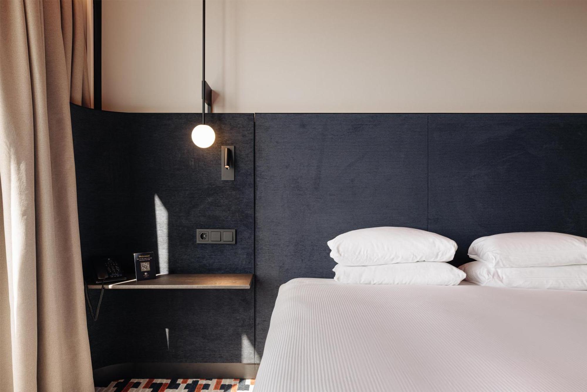 Deluxe King Room with City View and Canal View,1765848103:JPEG