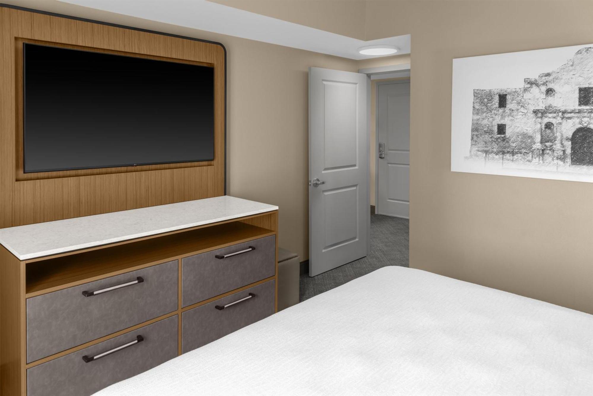 King Suite with Tub - Mobility/Hearing Accessible/Non-Smoking